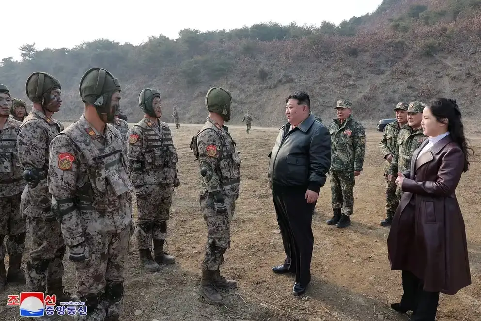 El líder norcoreano Kim Jong Un y su hija.