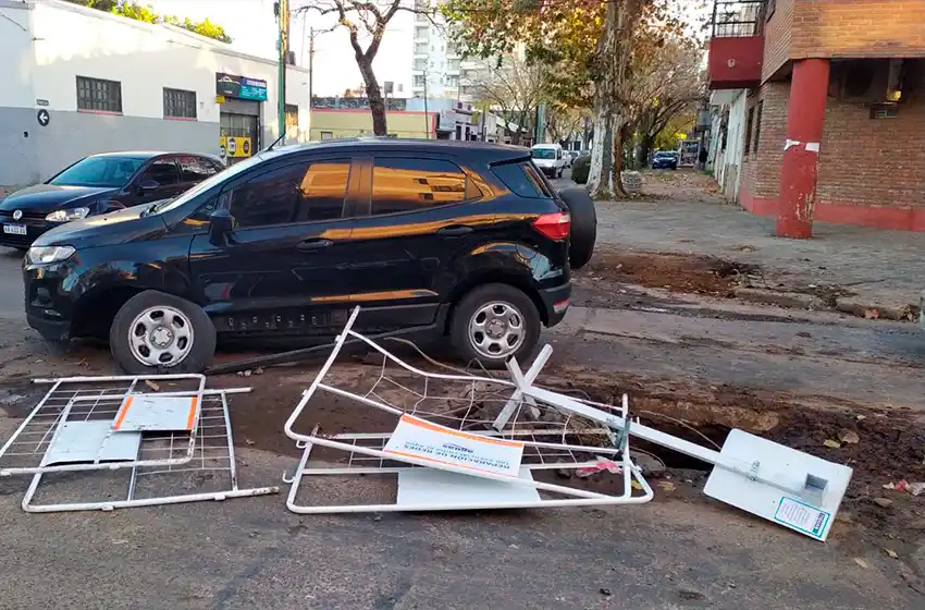 No vio un corralito de Aguas y terminó con graves daños en su camioneta