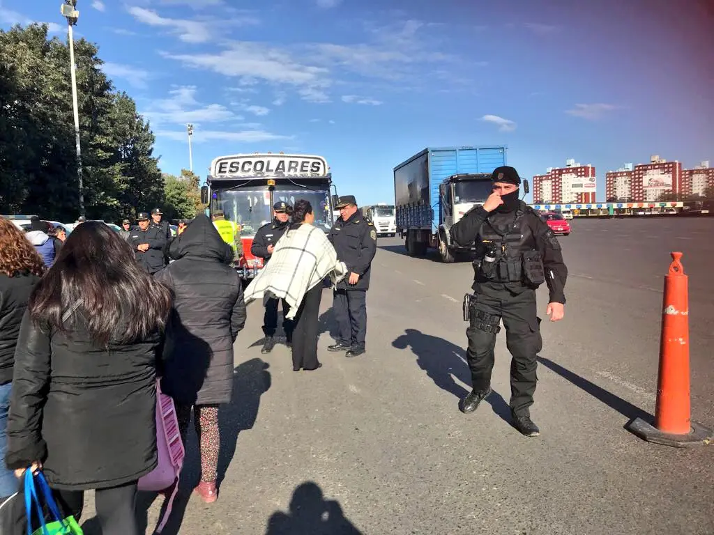 Contrapuntos en controles hechos por la Policía a personas que iban a la "Marcha Federal"