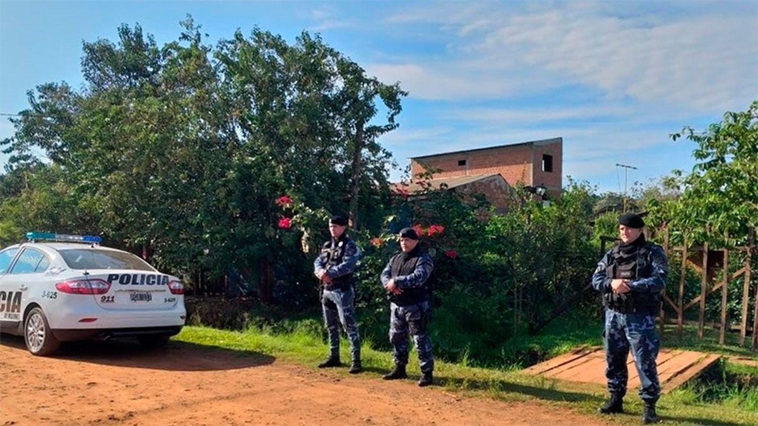 Invitó a nenes de 5 y 8 años a comer huevos de pascua y los atacó a machetazos