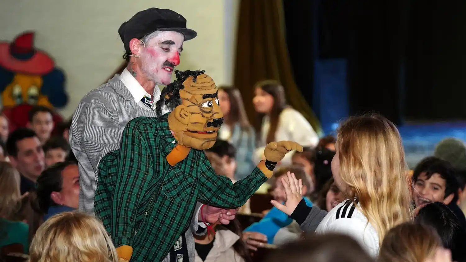 A sala llena. El payaso Abelardo sorprendió a los chicos con los títeres