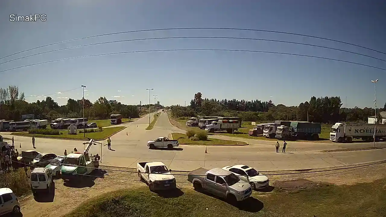 Sin acuerdo por las tarifas, sigue el paro de transportistas cerealeros con protesta en 1001 y Crucero General Belgrano