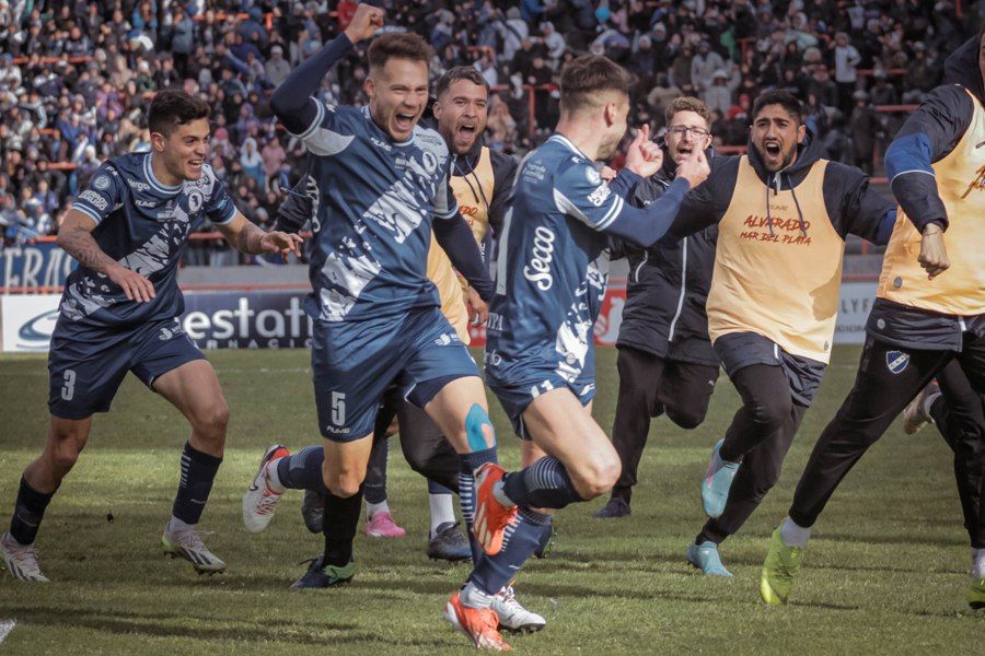 Diego Becker celebrando el gol del triunfo.