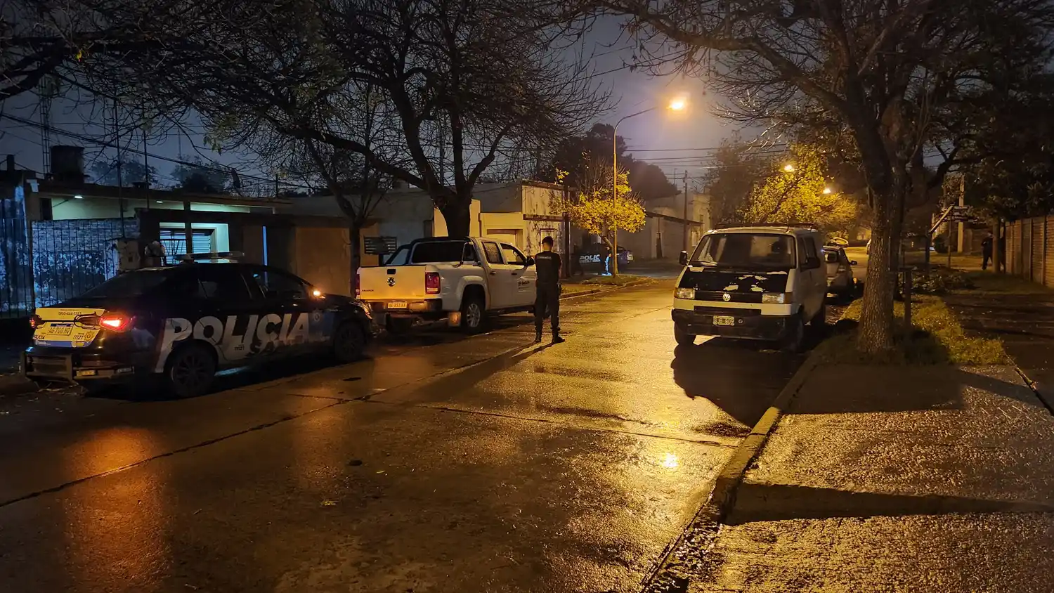 Despliegue policial noche patrullero arma de fuego ataque villa del parque necochea mosconi pdi 911 - 4