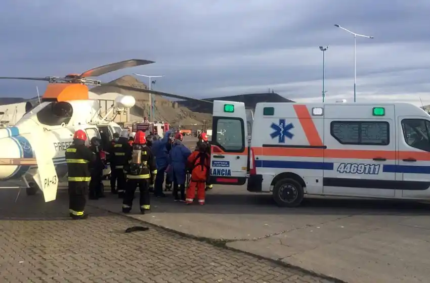 Video: el dramático momento en que Prefectura aeroevacuó a un tripulante en el mar