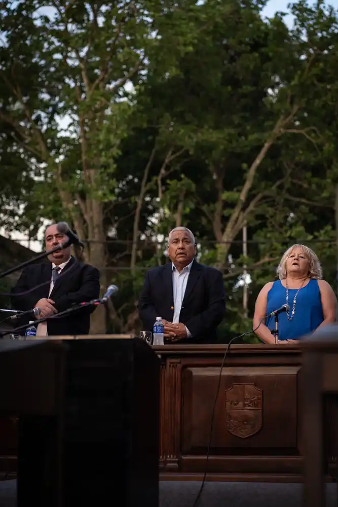 Salazar, Otero y Murray durante el Himno nacional.