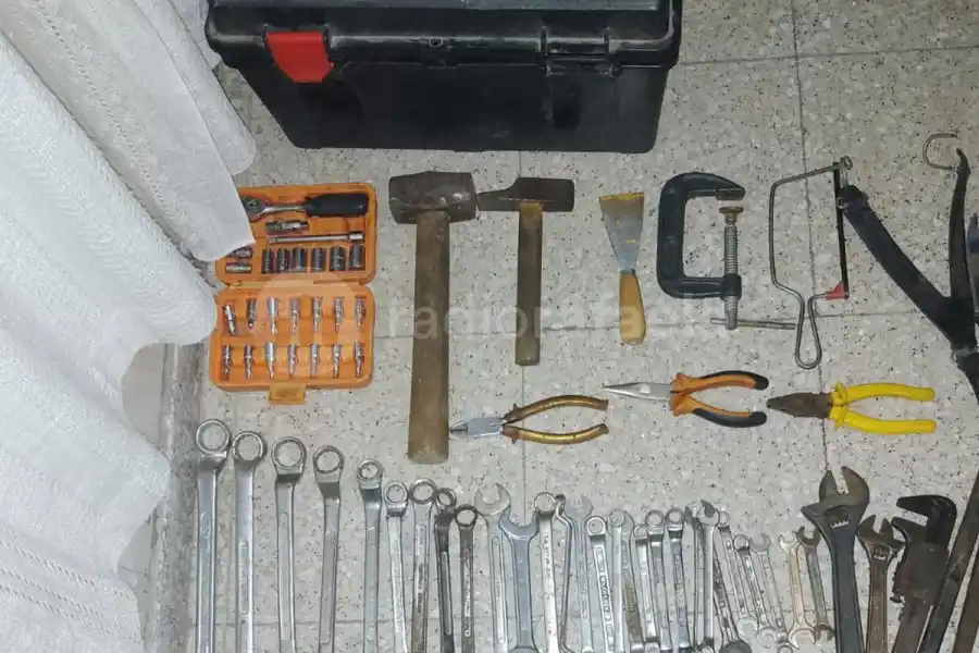 En un zanjón, encontraron una caja de herramientas, un inflador y ropa robada