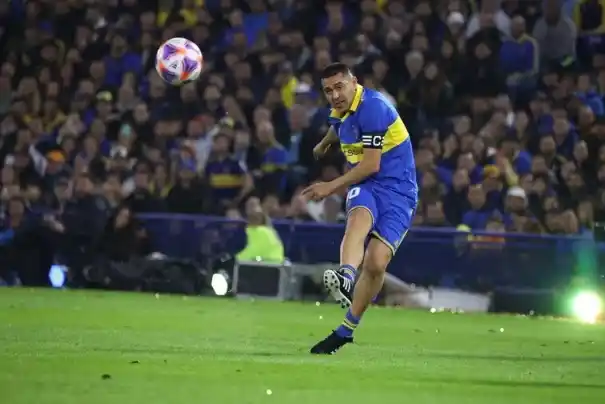 En una noche a pura emoción, Juan Román Riquelme disfrutó rodeado de estrellas su partido homenaje