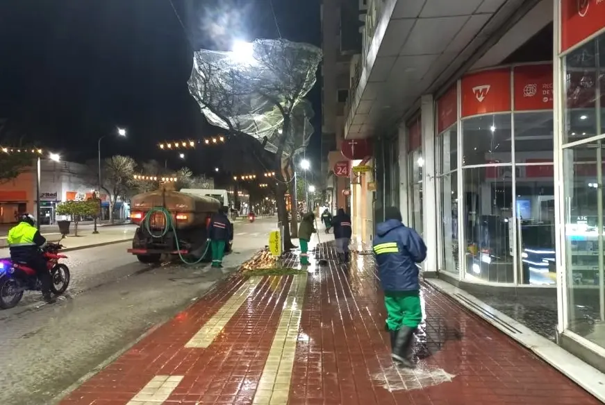 Debido a la gran cantidad de eses de aves, se realizan tareas intesivas de limpieza en el microcentro de la ciudad
