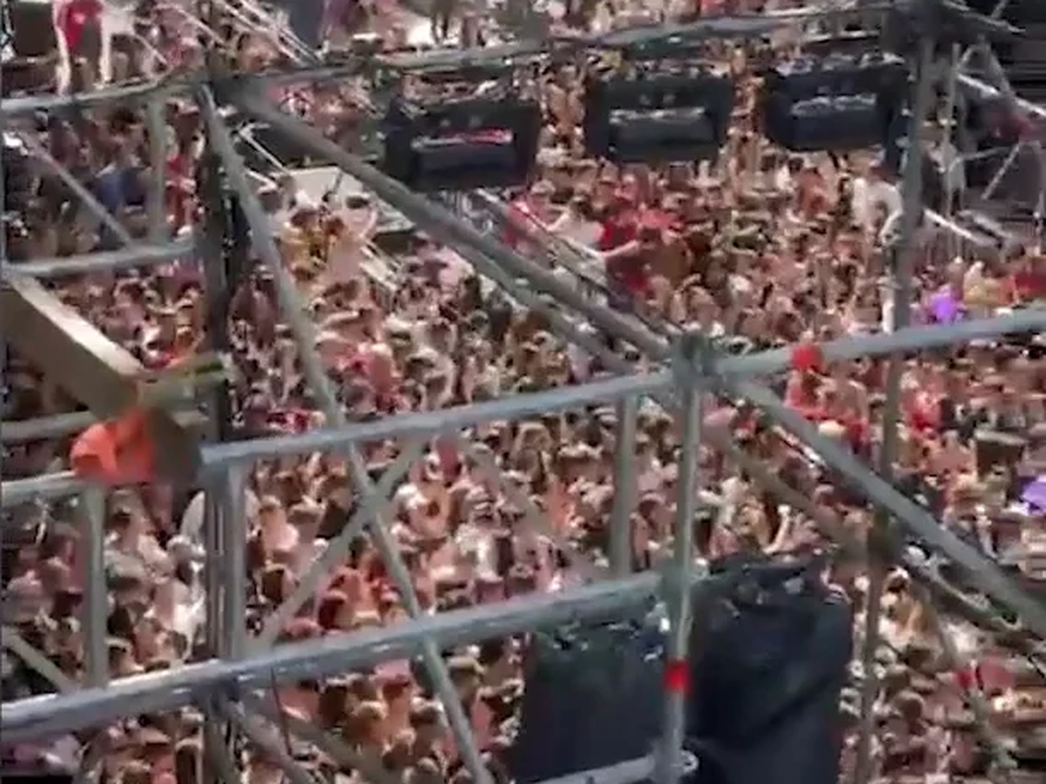 VIDEO: Peleas y disturbios en la previa del show gratuito de Tini Stoessel