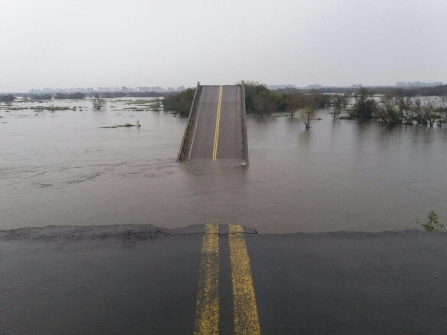 Cayó una camioneta al arroyo Guazú, donde se derrumbó el puente que une Goya y Esquina