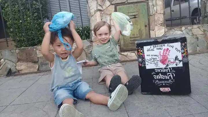 Felipe junto a su amigo, esperando a los recolectores