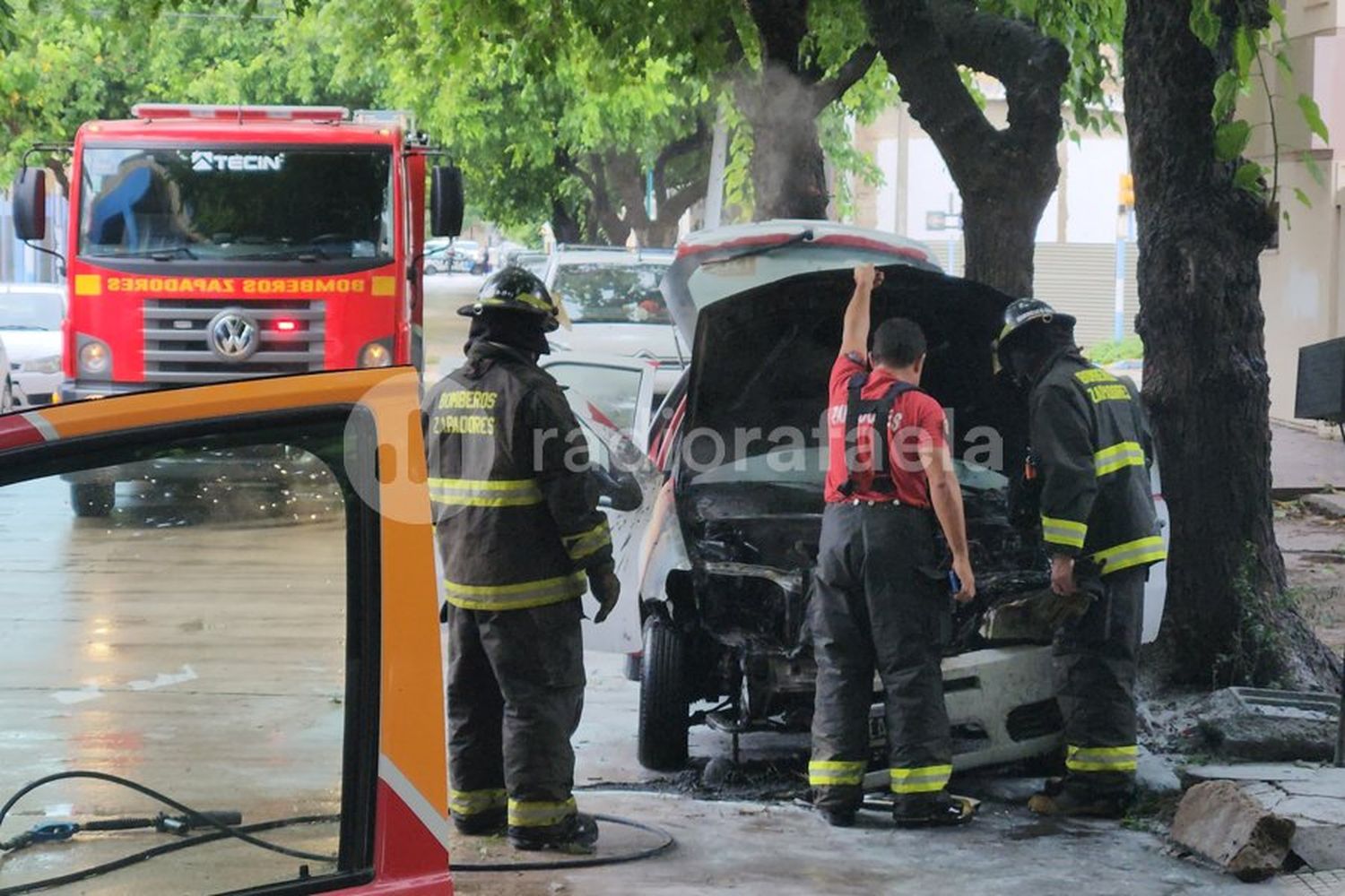 Susto en barrio Alberdi por un auto en llamas, ¿qué pasó?