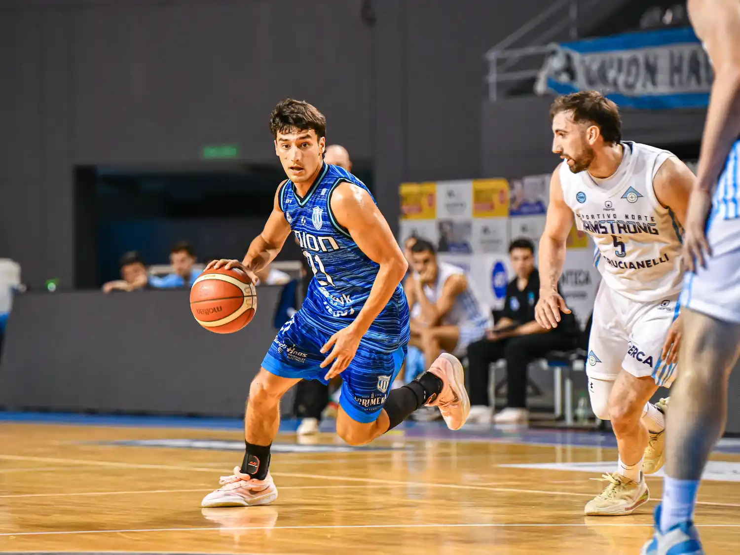 Lanús visita al Celeste desde las 21 en el Polideportivo.