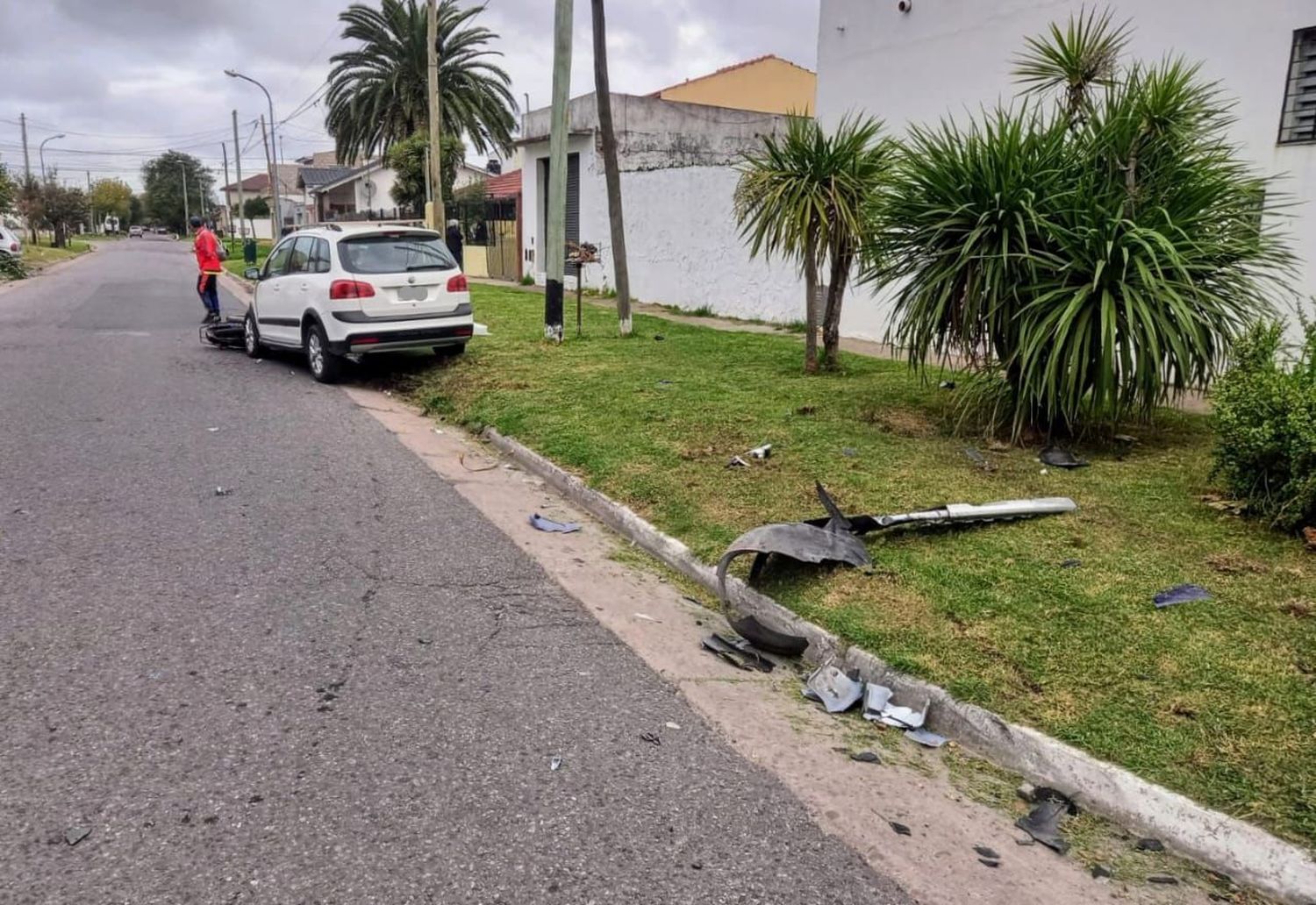 Murió el ladrón que fue embestido por un auto cuando huía en moto