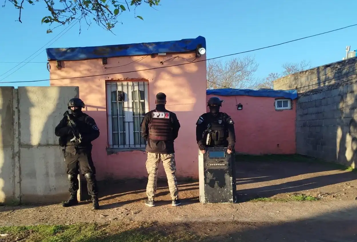 La PDI realizó 17 allanamientos en Rafaela por asociación ilícita y microtráfico. Hubo seis detenidos y secuestraron armas, cocaína, municiones y celulares. - 1