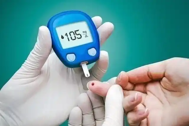 La diabetes se caracteriza por niveles elevados de glucosa en sangre debido a alteraciones en la producción o acción de la insulina.