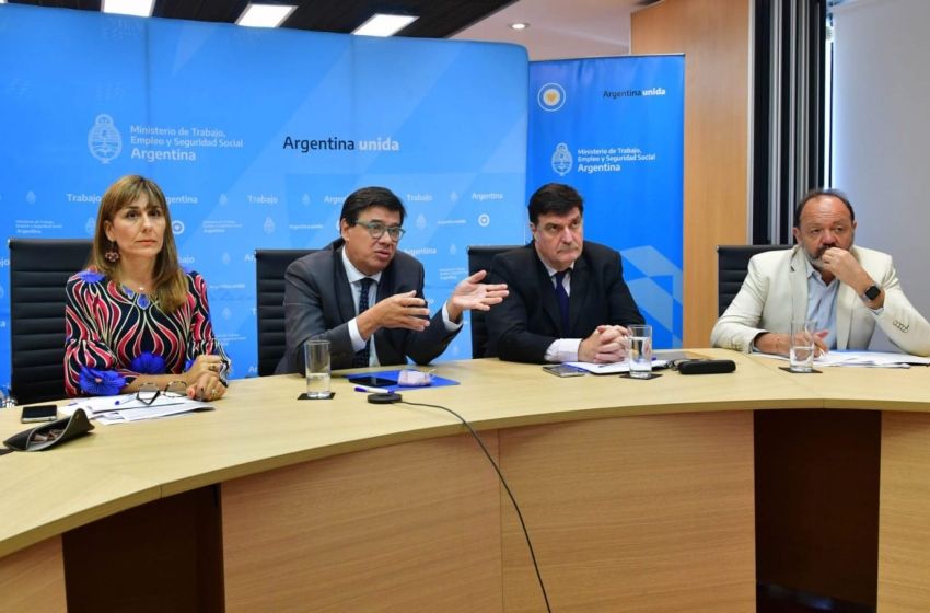 Acuerdan un aumento del 45% en el salario mínimo en cuatro tramos para este año