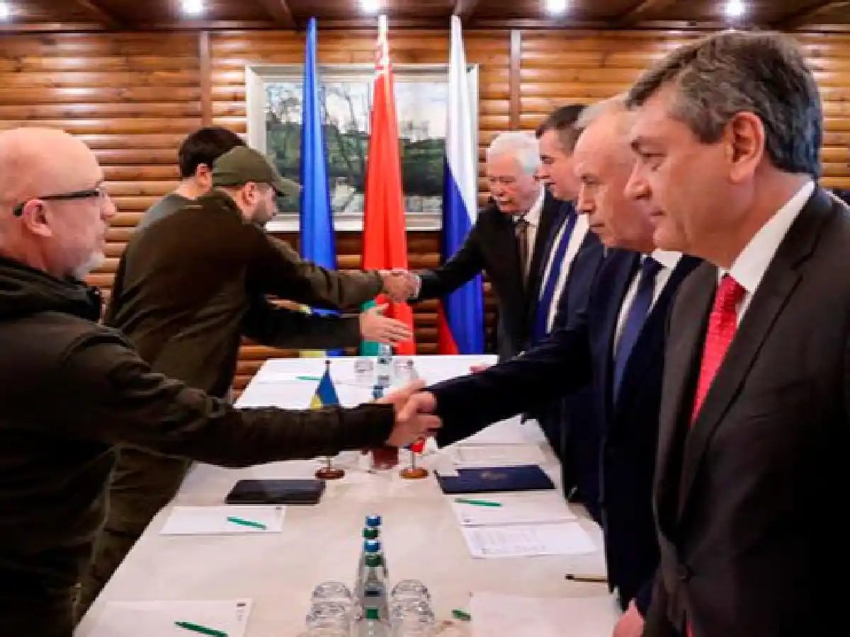 Ucrania y Rusia acuerdan un alto al fuego temporal para la creación de corredores humanitarios