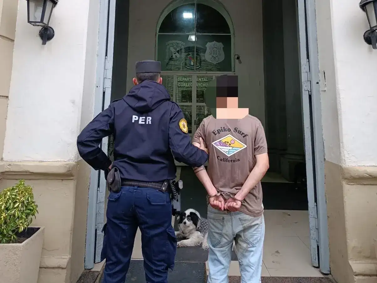 Un joven de 20 años intentó huir con la moto, se resbaló con el barro de la calle y agredió a la policía