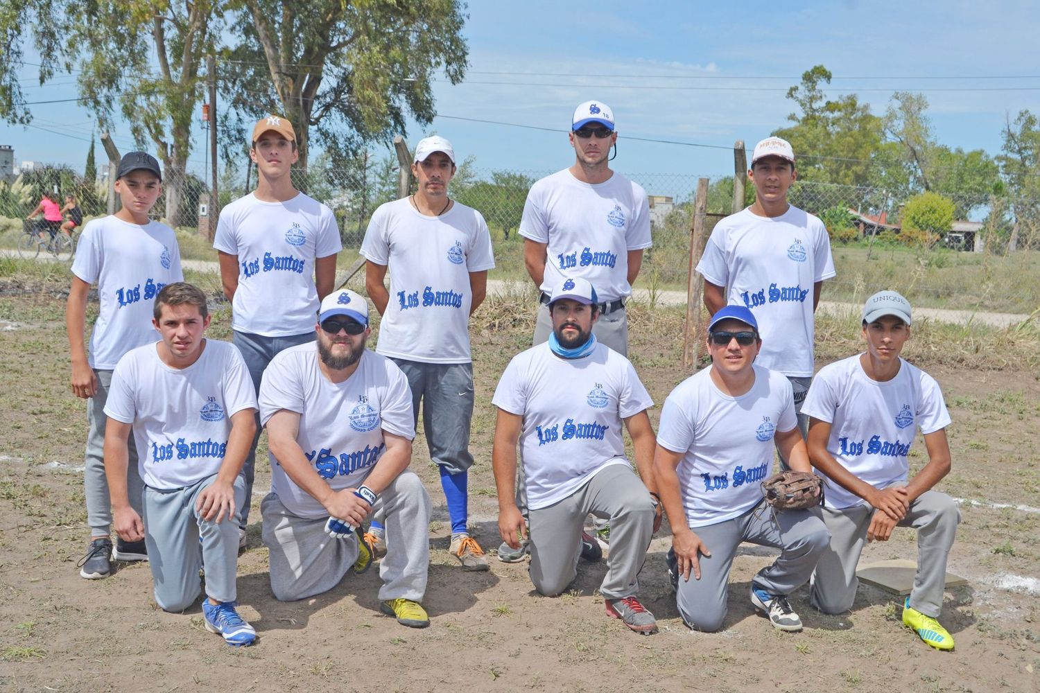 Sóftbol en el predio deportivo del Hogar Escuela