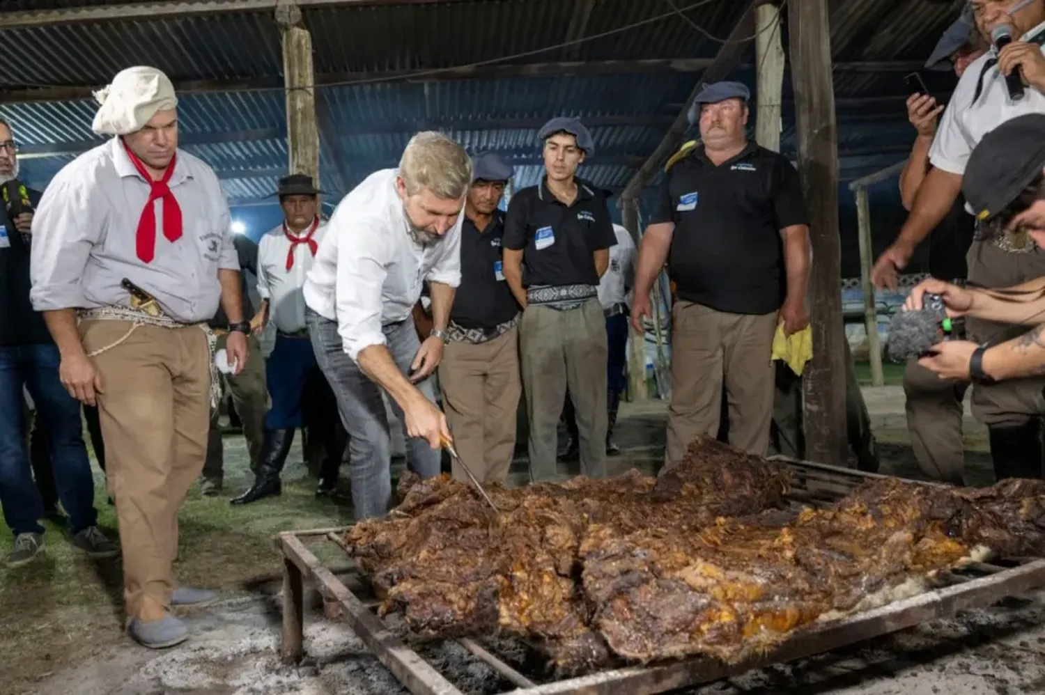 El gobernador dejó inaugurada la Fiesta Nacional del Asado con Cuero en Viale