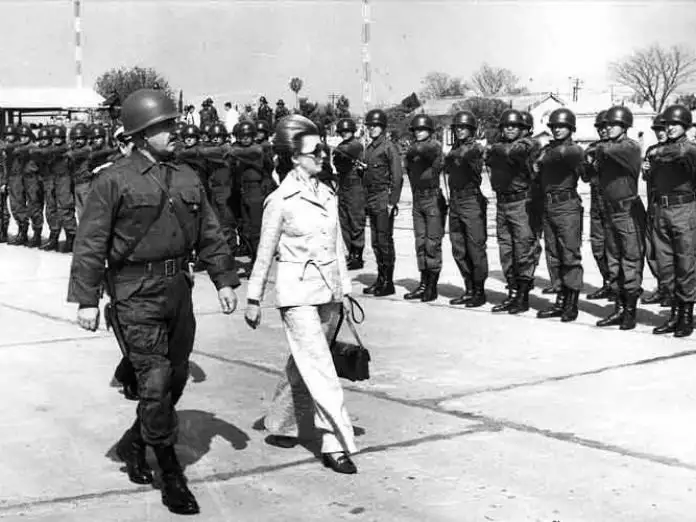 Represión. Isabel Perón pasa revista a las tropas en el inicio del Operativo Independencia contra el terrorismo.