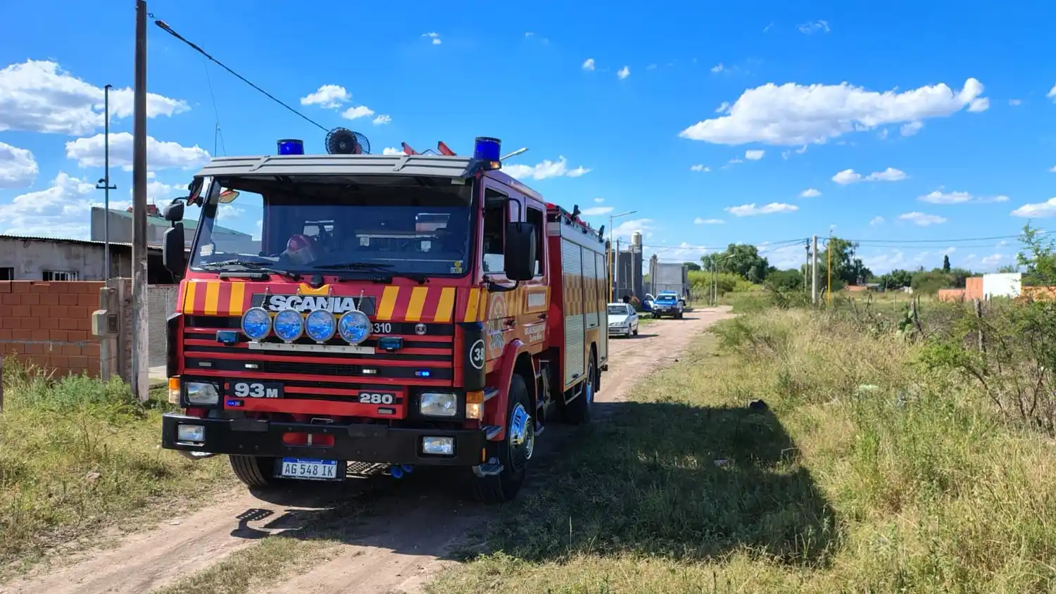 Trasladaron a un hombre al Hospital Centenario luego de que su casa se prendiera fuego