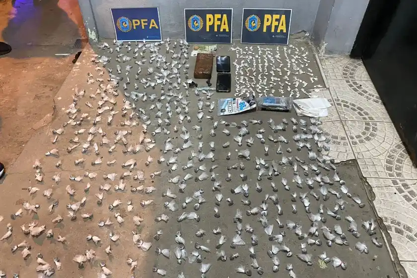 Interceptaron un cargamento de drogas y detuvieron a tres personas por narcomenudeo