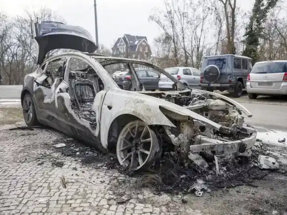 Quemaron varios vehículos Tesla, enojados con Elon Musk