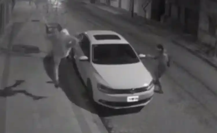 Destrozan los espejos de un auto y quedan grabados por cámaras