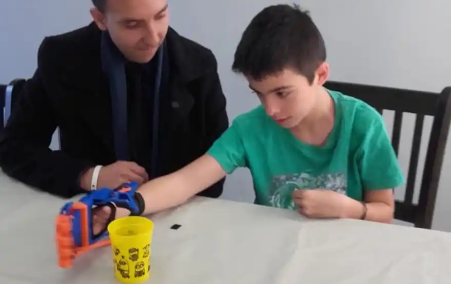 Tobías recibió una prótesis 3D, la primera creada por internas del penal de Ezeiza