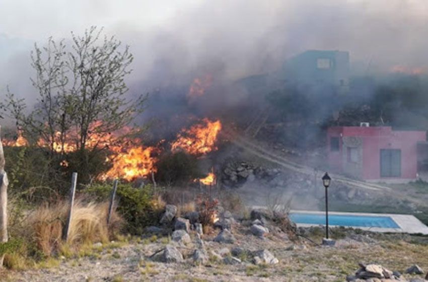 Un foco activo en San Luis y la presencia de vientos fuertes mantienen el alerta en la provincia
