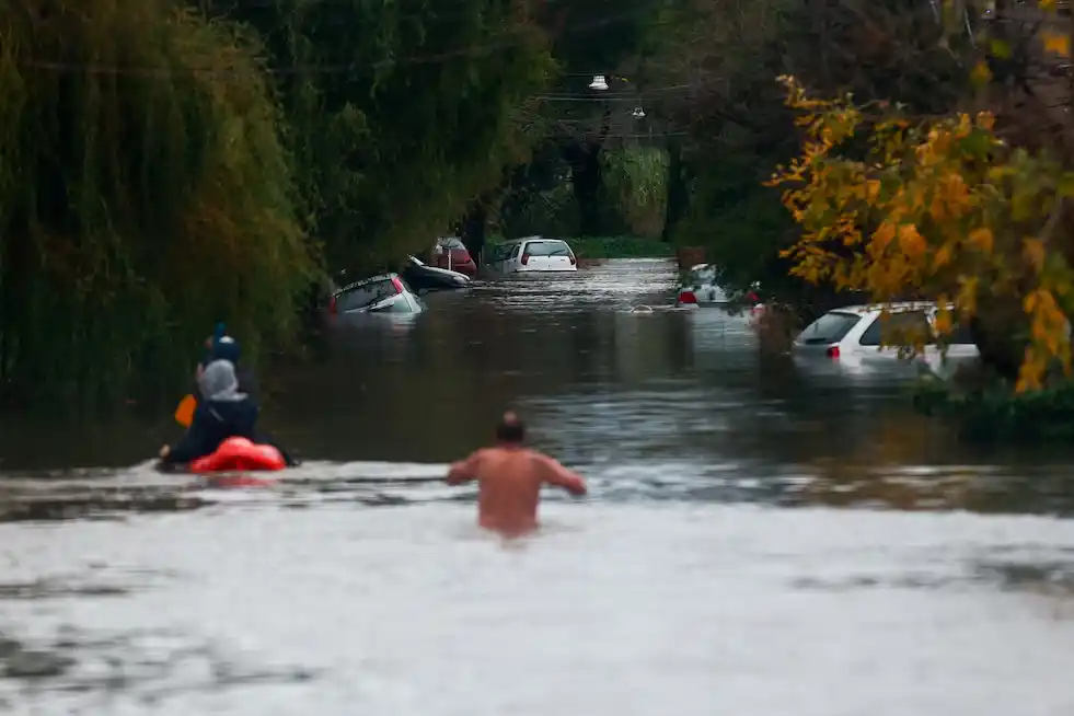 Tormentas en Buenos Aires: hay más de 4.100 evacuados y volvieron a emitir alerta roja para 15 municipios