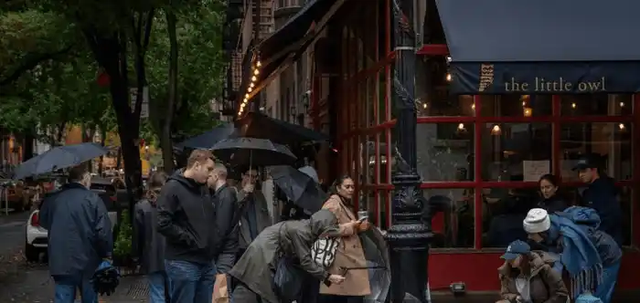 Los fanáticos de Perry dejaron ofrendas en el café neoyorkino. Foto AFP