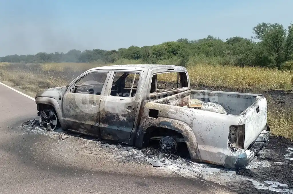 Así quedó la camioneta sobre la RP2