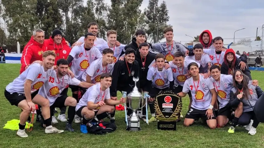 Huracán Ciclista con el trofeo de la Copa Chaves
