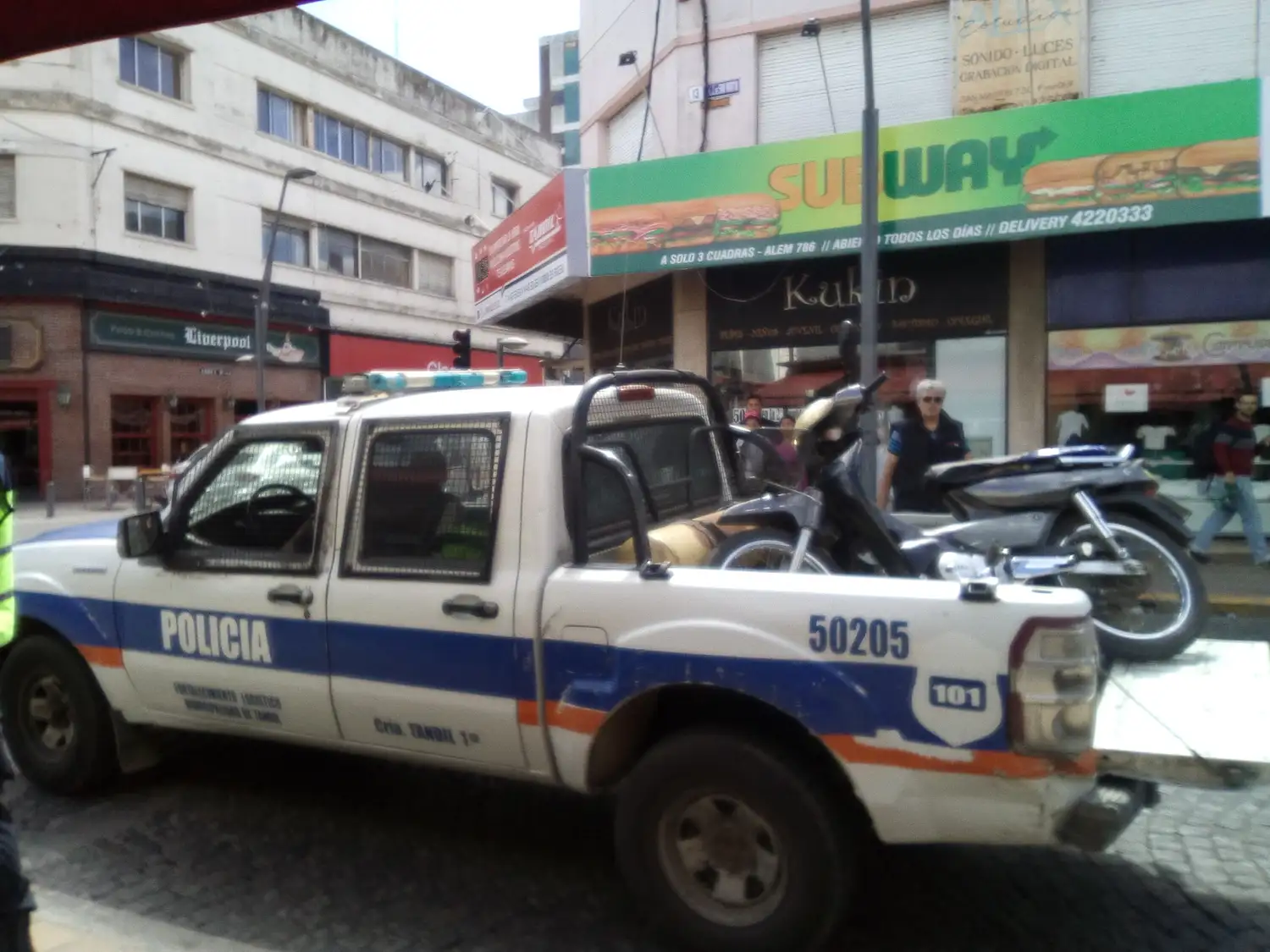 Dos motochorros golpearon y asaltaron a una mujer en 9 de Julio y San Martín 