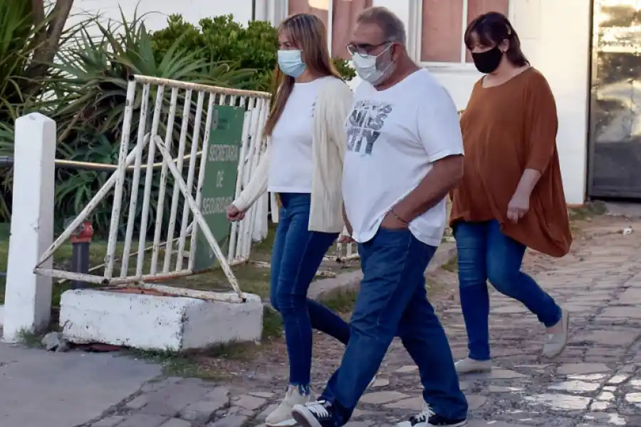 Familiares saliendo del Penal de Dolores. Foto NA: José Scalzo