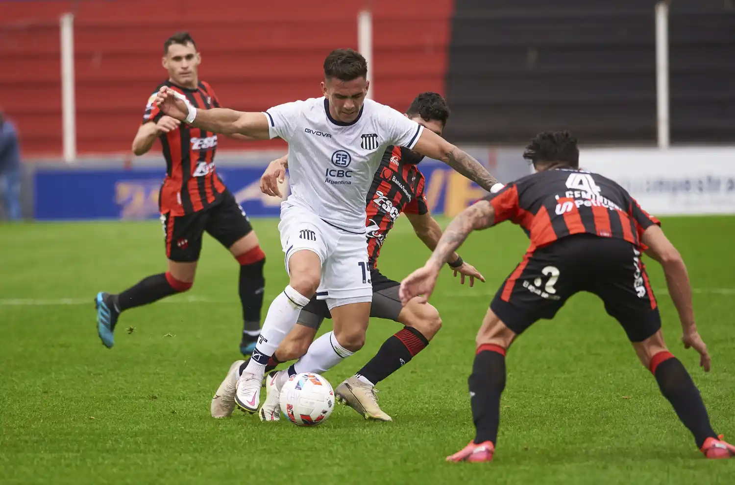 Geminiani, plantado en la marca ante Enzo Díaz.