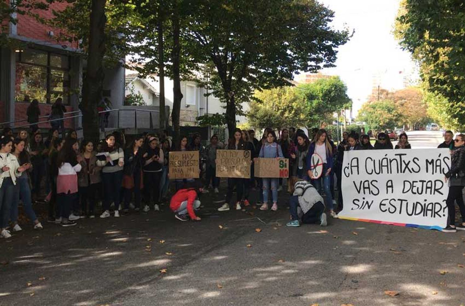 Instituto 19: un abrazo solidario en defensa de la educación pública