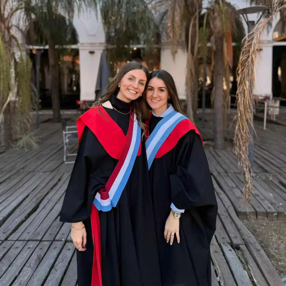 Martina Angaroni y la sanfrancisqueña Paula Peretti Magitrello bandera