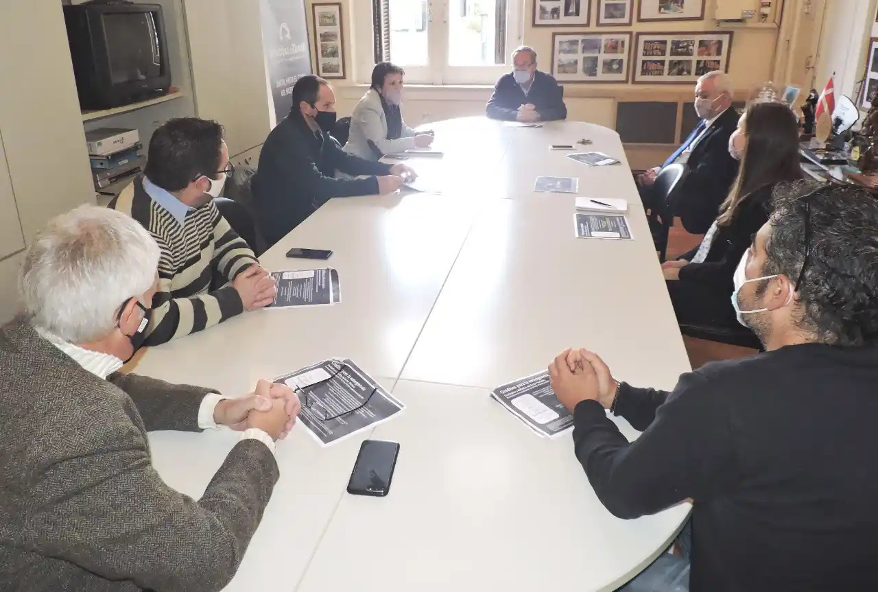 Lunghi mantuvo un encuentro de trabajo con integrantes de la Asociación de Cabañas y autoridades locales del Banco Nació