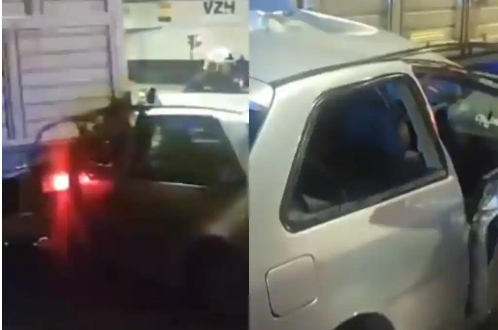 El automóvil terminó incrustado en la parte trasera de un camión.