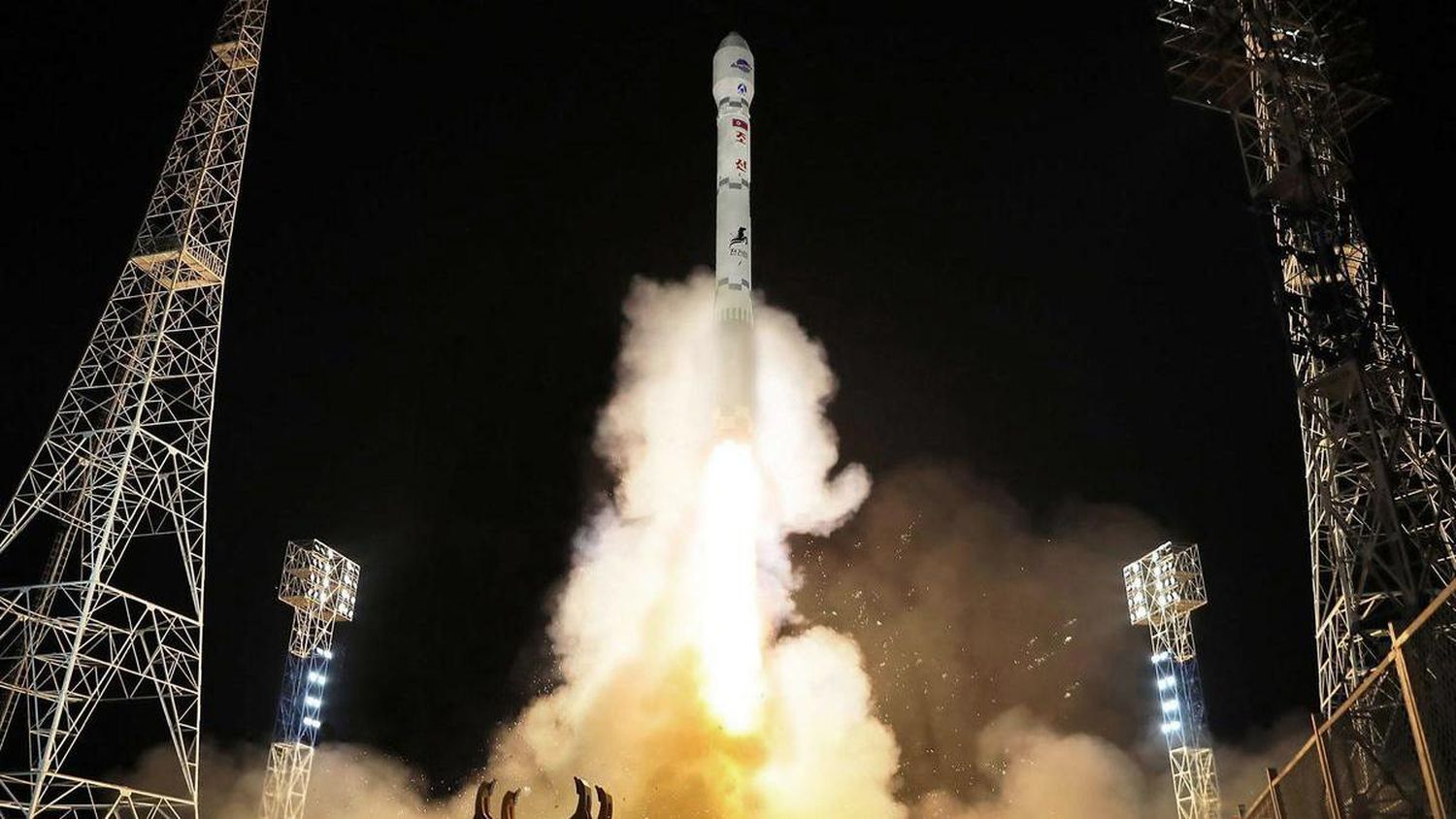 Corea del Norte celebró ser una "potencia espacial" tras lanzar un primer satélite militar