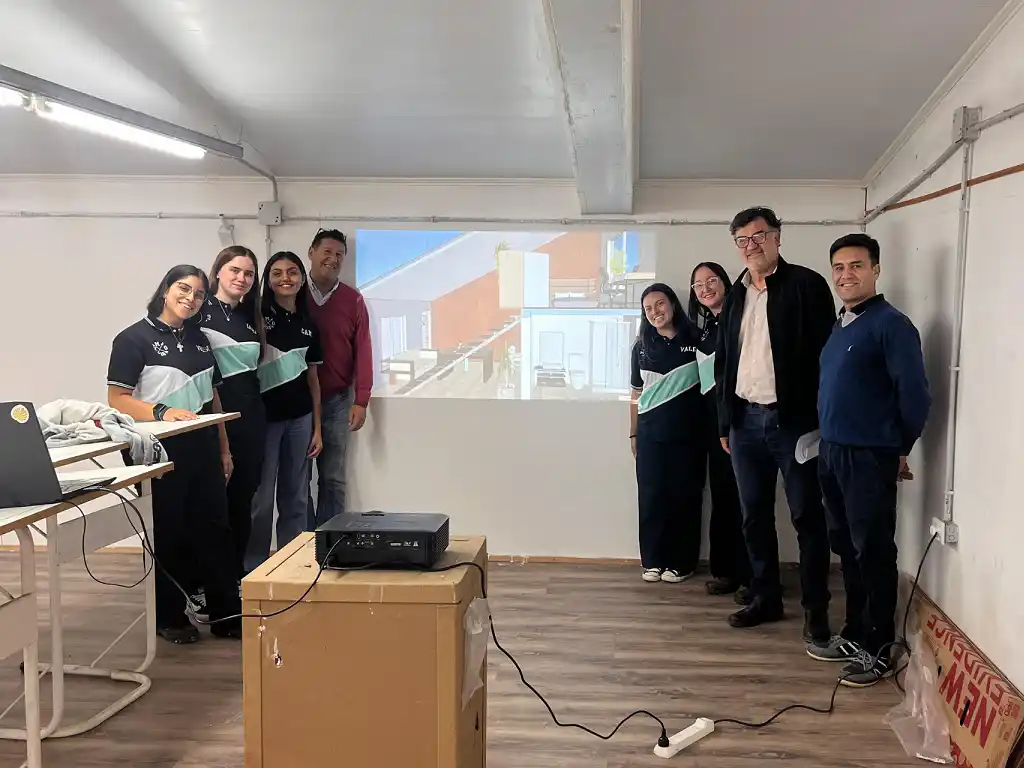 Estudiantes de San Salvador presentaron un proyecto alternativo de vivienda social al IAPV