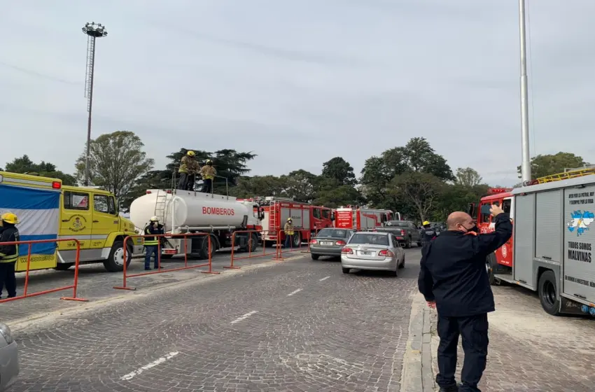 Ruidoso reclamo de bomberos en el Monumento para ser vacunados contra el coronavirus