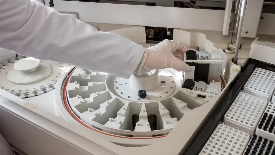 Inhibir preventivamente las actividades productivas del laboratorio con domicilio en Rosario.