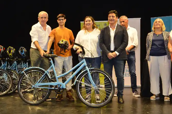 Seguridad Vial: Se entregaron cascos, bicicletas y pases libres multimodales