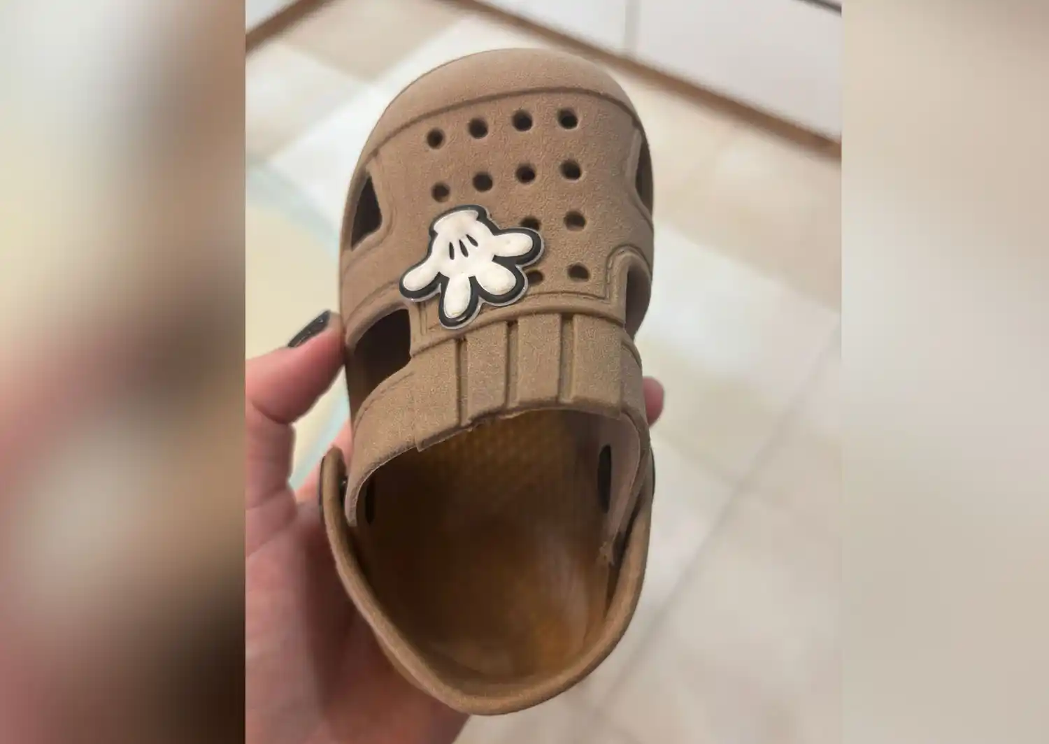Buscan crocs perdida en la vía pública